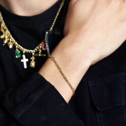 Gold Figaro Bracelet 17 Gold Figaro Bracelet -SERGE DENIMES Shop Gold Figaro Bracelet Model Shot 4c034ae2 f6e8 4aa7 ae93 47a16f776558